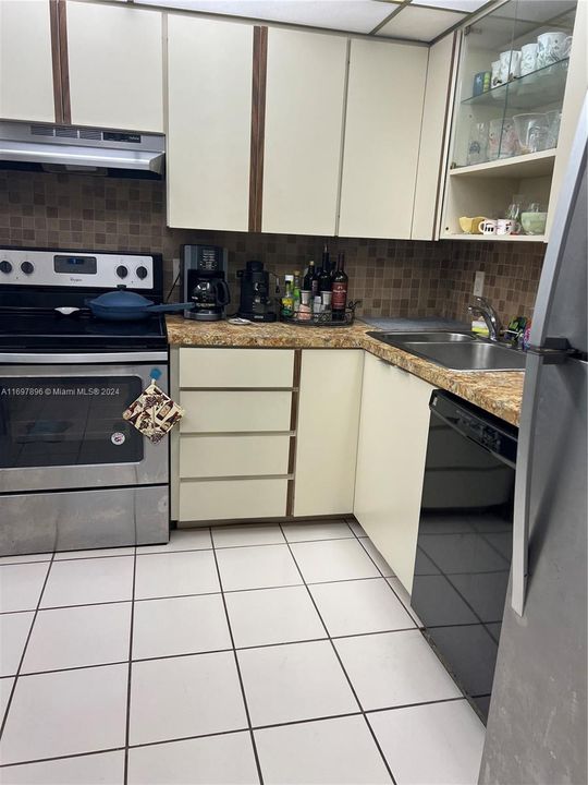 For Rent: $3,000 (2 beds, 2 baths, 1160 Square Feet)