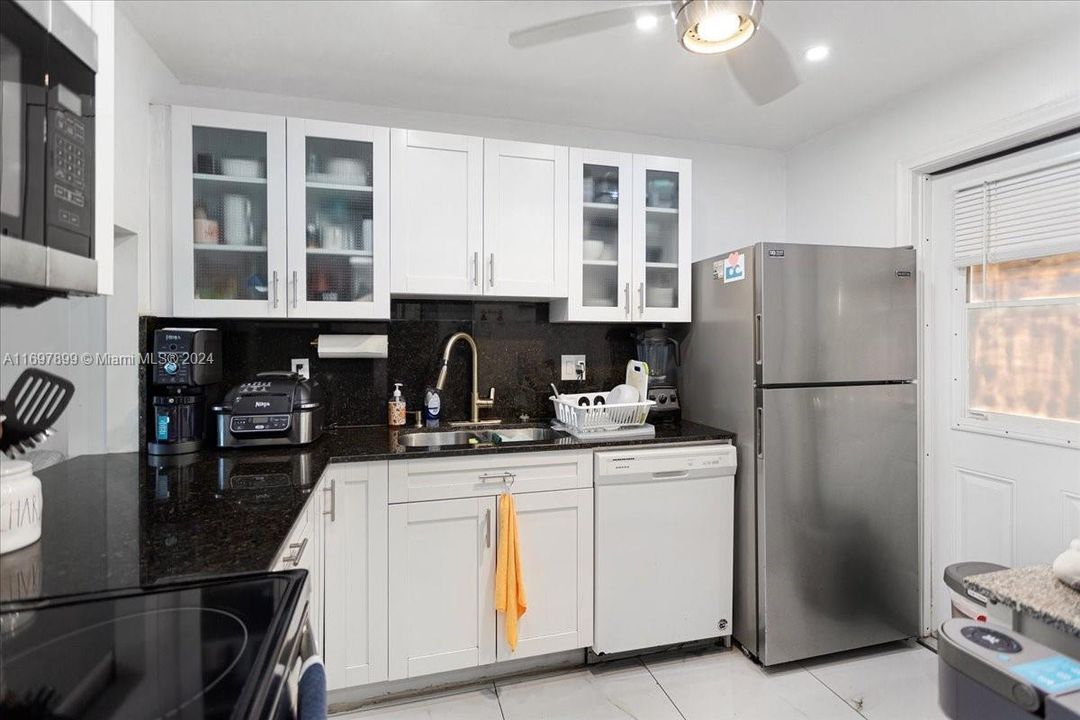 For Sale: $210,000 (1 beds, 1 baths, 775 Square Feet)