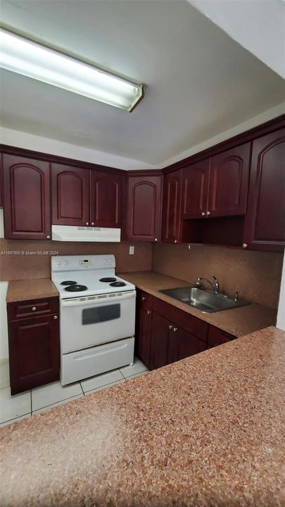 For Rent: $1,800 (1 beds, 1 baths, 700 Square Feet)