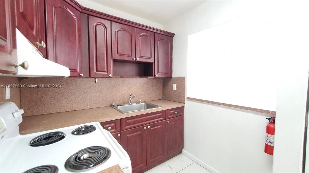 For Rent: $1,800 (1 beds, 1 baths, 700 Square Feet)