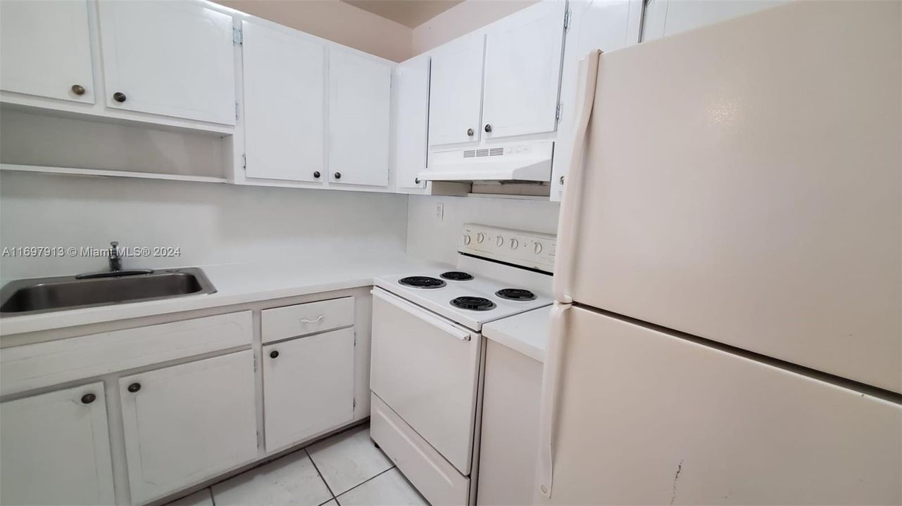 For Rent: $1,800 (1 beds, 1 baths, 700 Square Feet)