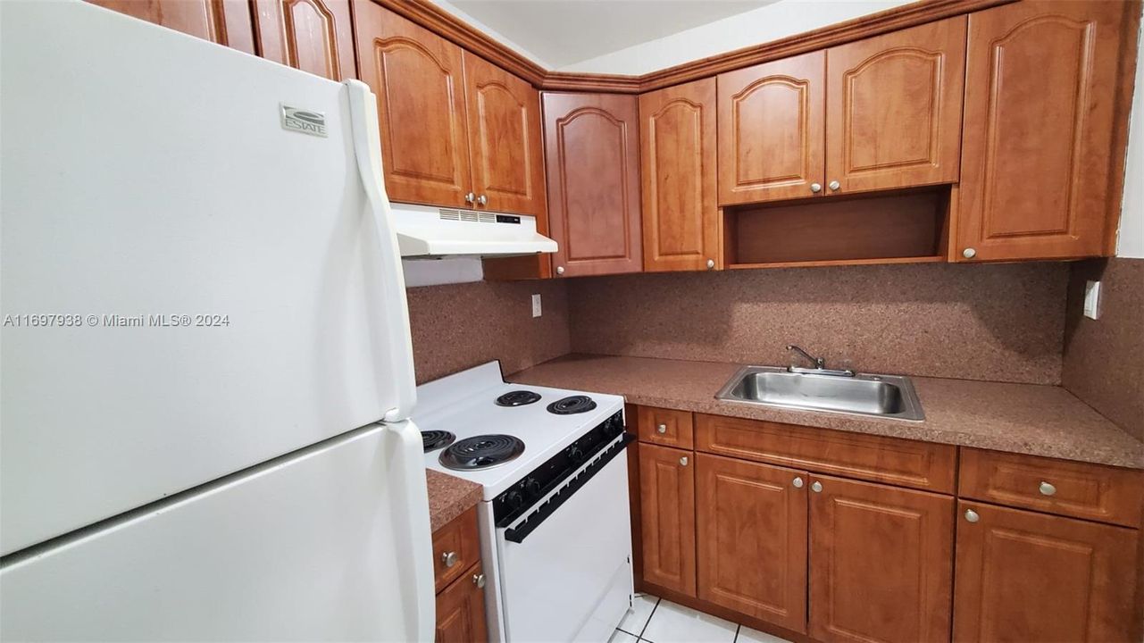 For Rent: $1,800 (1 beds, 1 baths, 700 Square Feet)