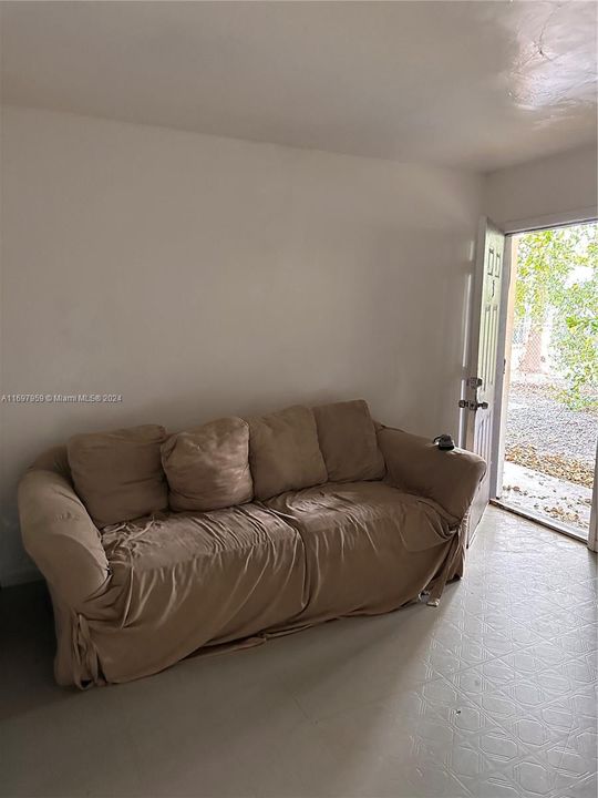 For Rent: $1,499 (1 beds, 1 baths, 1943 Square Feet)