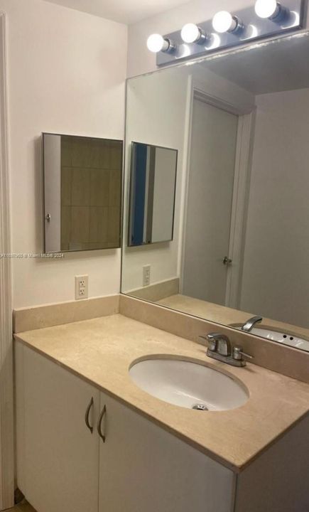 For Rent: $2,675 (1 beds, 1 baths, 821 Square Feet)