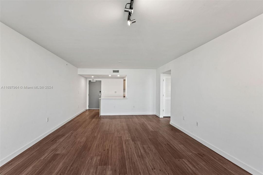 For Rent: $3,967 (1 beds, 1 baths, 851 Square Feet)