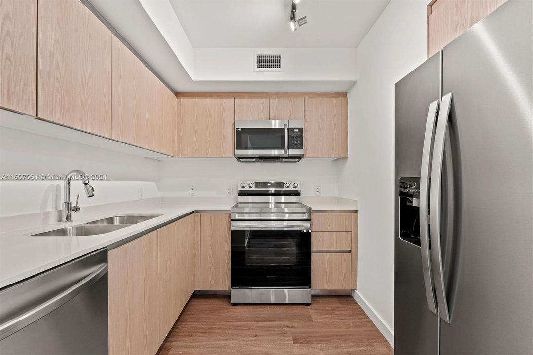 For Rent: $3,967 (1 beds, 1 baths, 851 Square Feet)