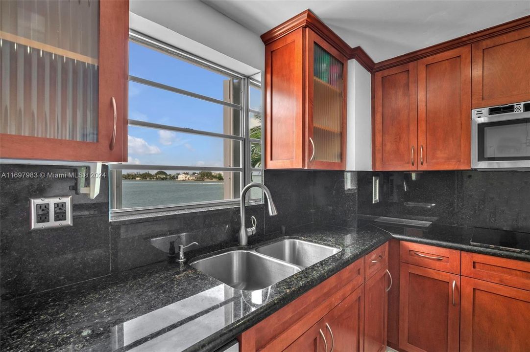 For Sale: $345,000 (1 beds, 1 baths, 1057 Square Feet)