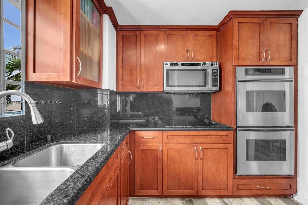 For Sale: $345,000 (1 beds, 1 baths, 1057 Square Feet)