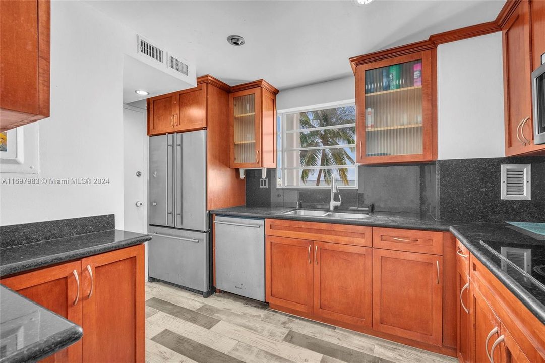 For Sale: $345,000 (1 beds, 1 baths, 1057 Square Feet)