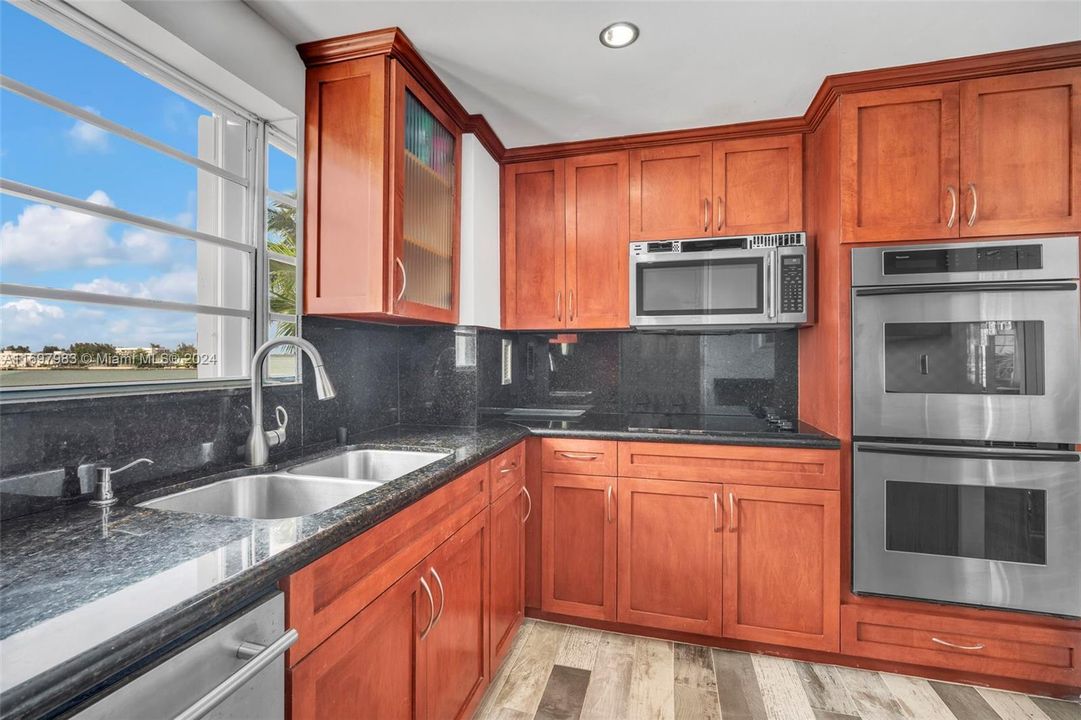 For Sale: $345,000 (1 beds, 1 baths, 1057 Square Feet)