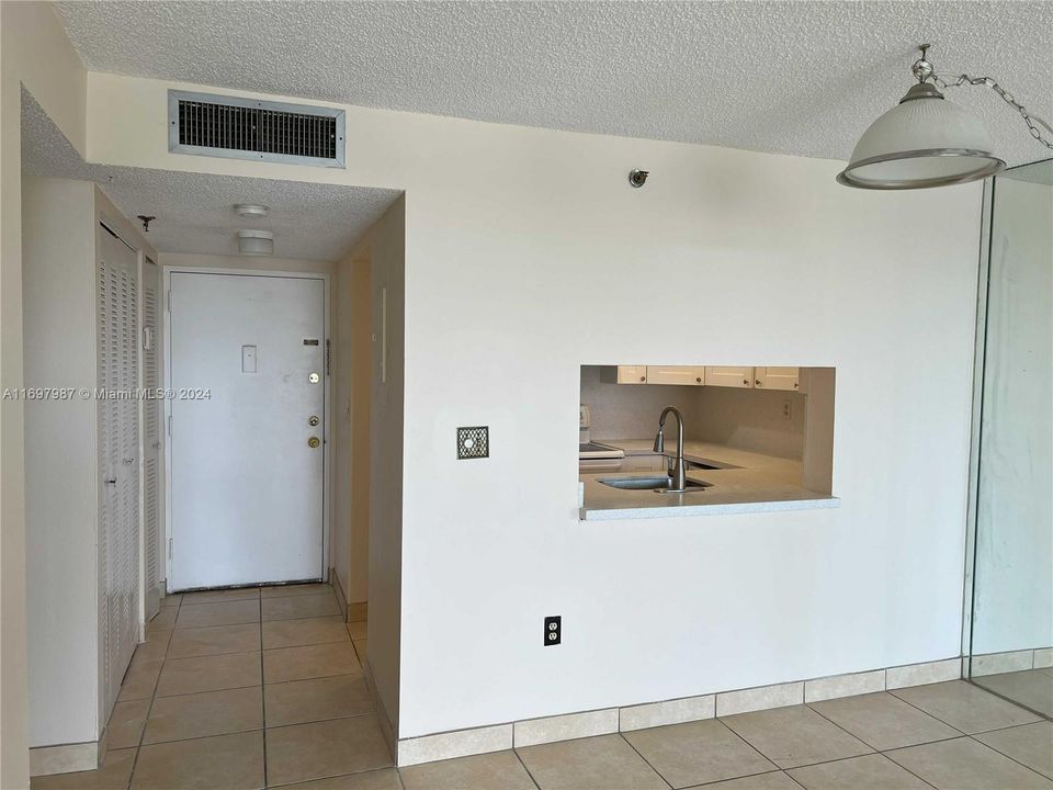 For Rent: $2,000 (1 beds, 1 baths, 813 Square Feet)