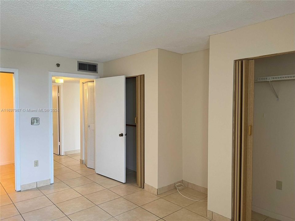 For Rent: $2,000 (1 beds, 1 baths, 813 Square Feet)