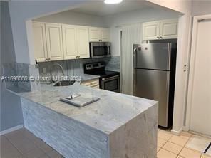 For Sale: $215,000 (2 beds, 1 baths, 840 Square Feet)