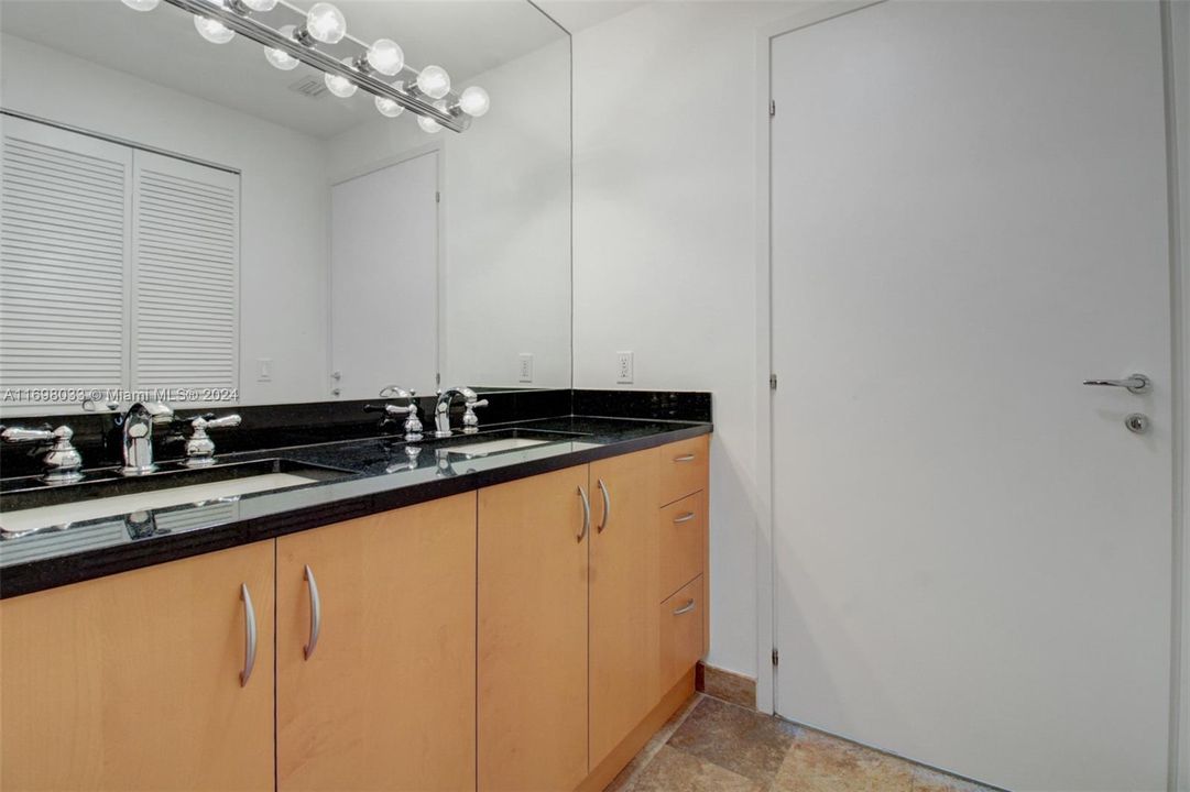 For Sale: $790,000 (2 beds, 2 baths, 1006 Square Feet)