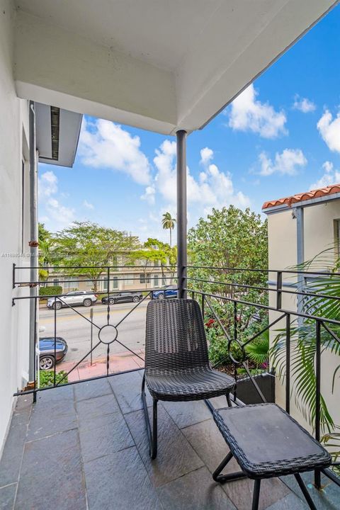 For Sale: $379,000 (2 beds, 2 baths, 715 Square Feet)