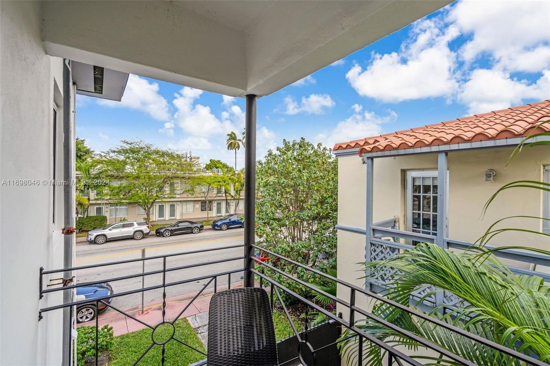 For Sale: $379,000 (2 beds, 2 baths, 715 Square Feet)