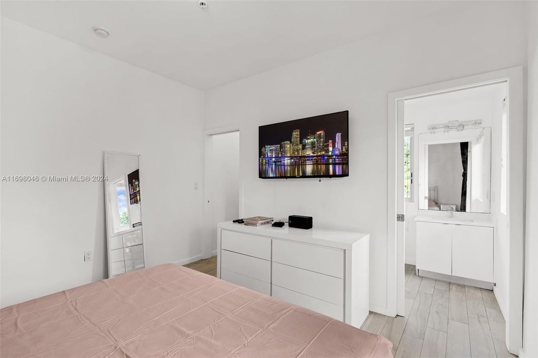 For Sale: $379,000 (2 beds, 2 baths, 715 Square Feet)