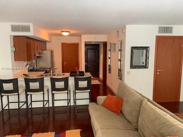 For Rent: $2,800 (0 beds, 1 baths, 601 Square Feet)