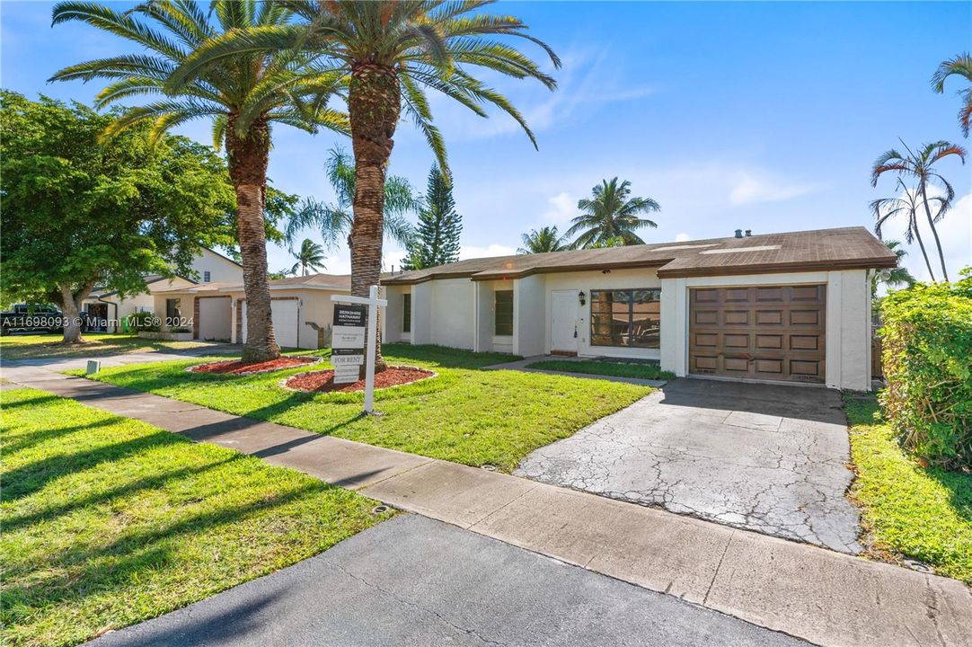 Active With Contract: $3,200 (3 beds, 2 baths, 1272 Square Feet)