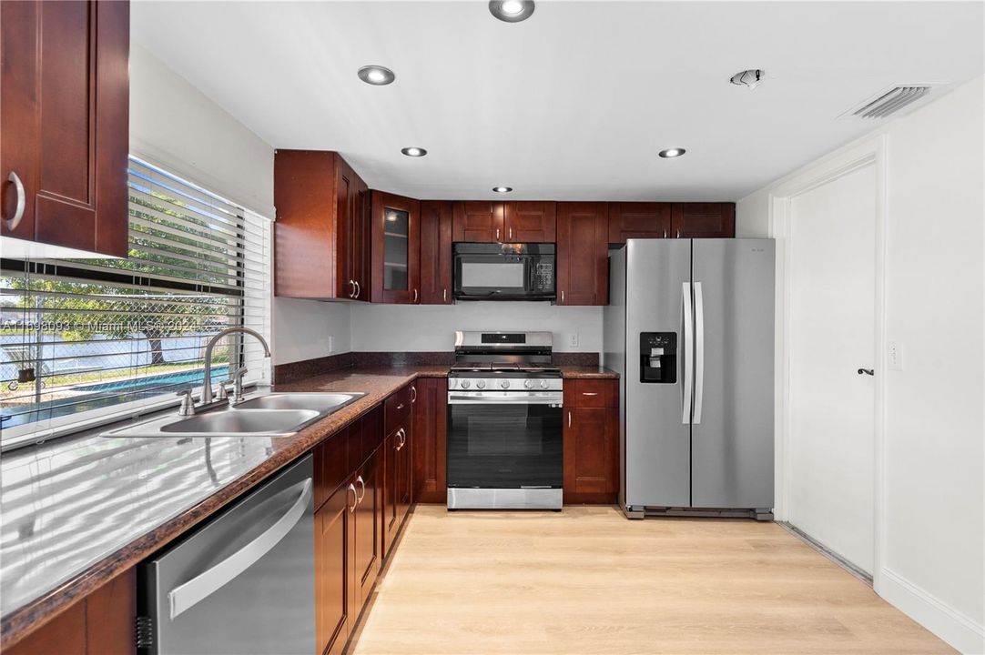 Active With Contract: $3,200 (3 beds, 2 baths, 1272 Square Feet)