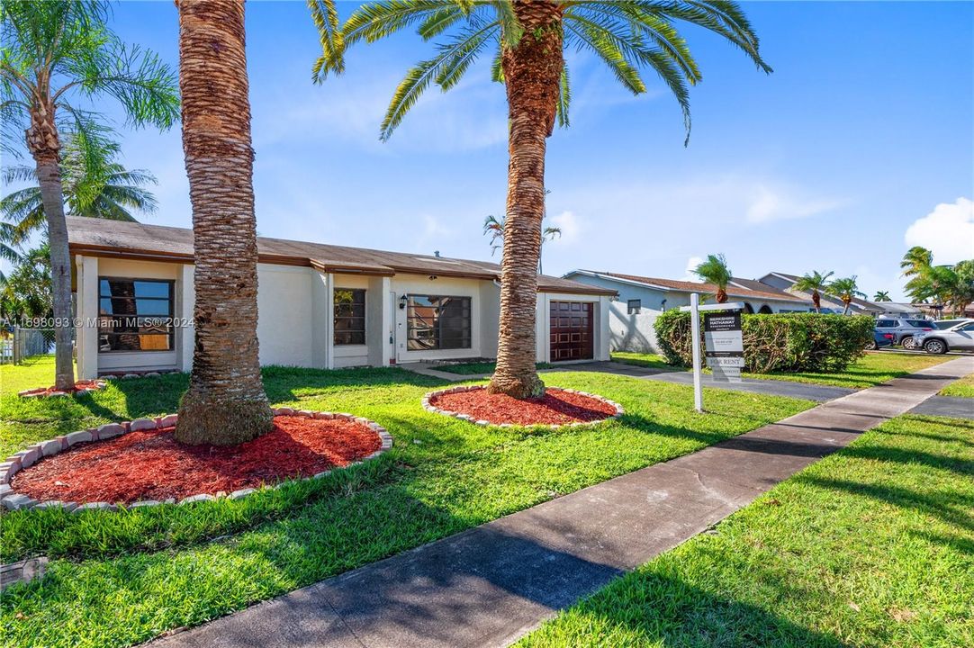 Active With Contract: $3,200 (3 beds, 2 baths, 1272 Square Feet)