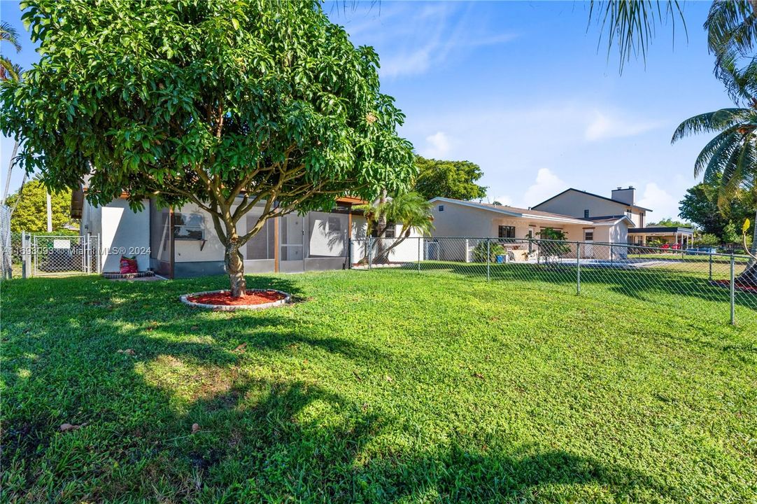 Active With Contract: $3,200 (3 beds, 2 baths, 1272 Square Feet)