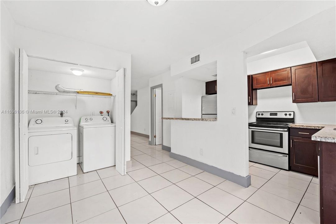 For Sale: $215,000 (2 beds, 1 baths, 1024 Square Feet)