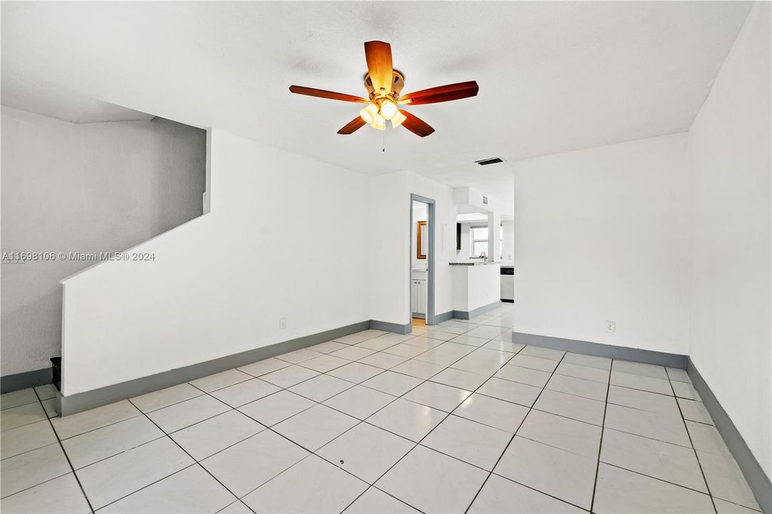 For Sale: $215,000 (2 beds, 1 baths, 1024 Square Feet)