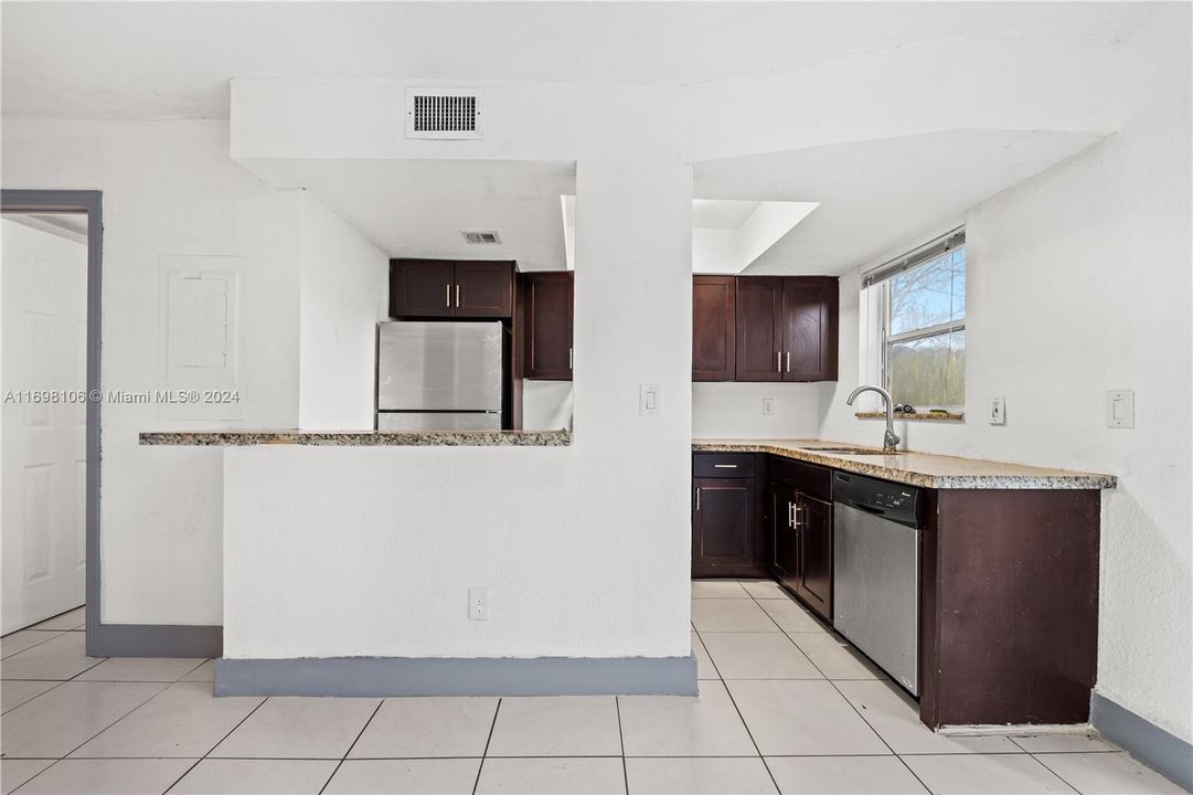 For Sale: $215,000 (2 beds, 1 baths, 1024 Square Feet)