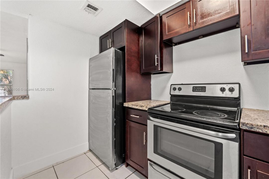 For Sale: $215,000 (2 beds, 1 baths, 1024 Square Feet)