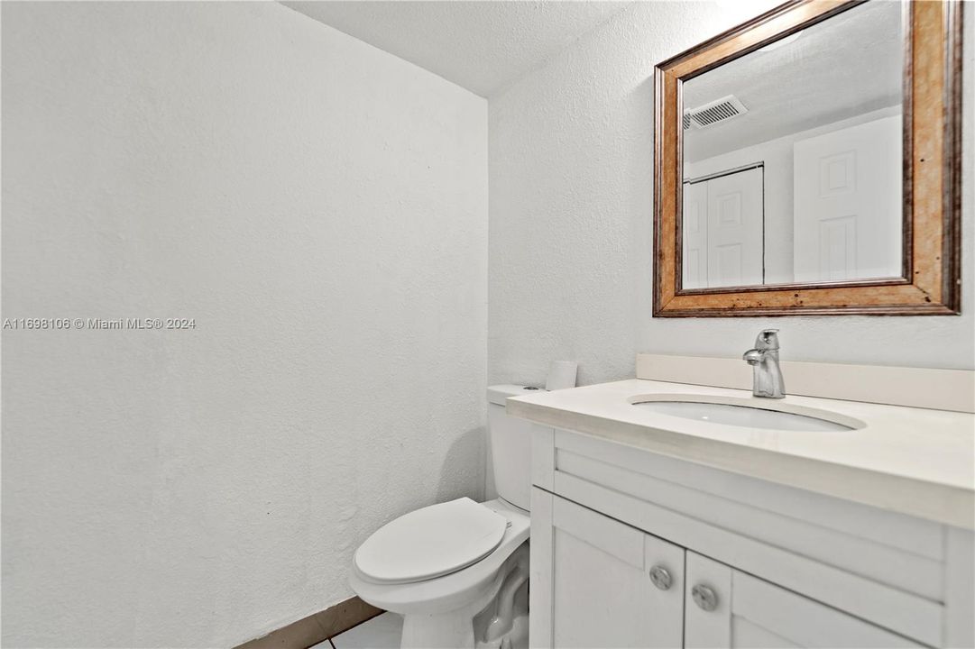 For Sale: $215,000 (2 beds, 1 baths, 1024 Square Feet)