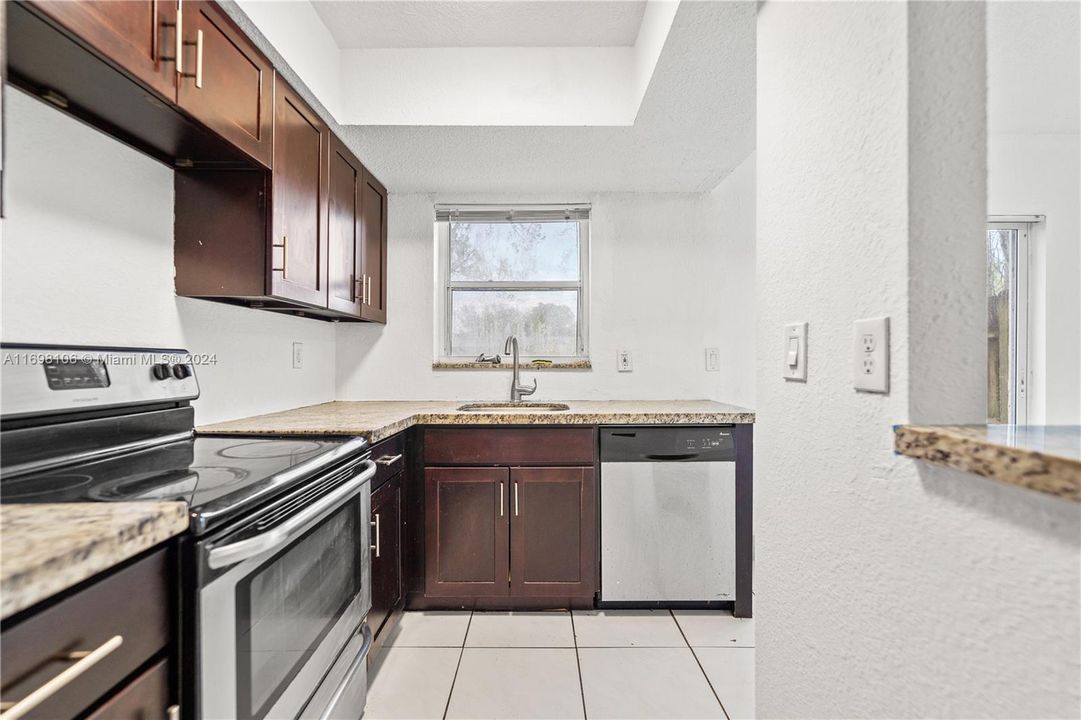 For Sale: $215,000 (2 beds, 1 baths, 1024 Square Feet)