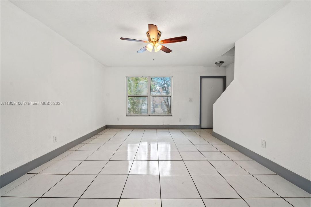 For Sale: $215,000 (2 beds, 1 baths, 1024 Square Feet)