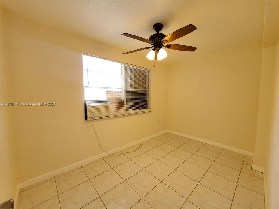 For Rent: $2,600 (2 beds, 1 baths, 864 Square Feet)