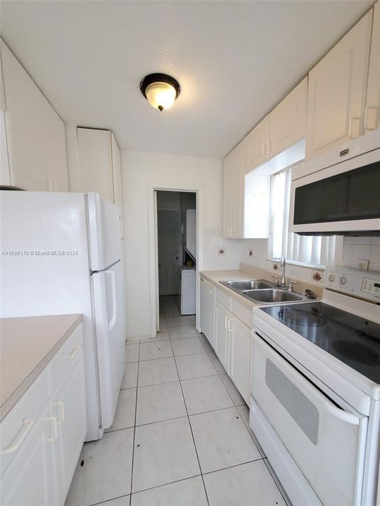 For Rent: $2,600 (2 beds, 1 baths, 864 Square Feet)