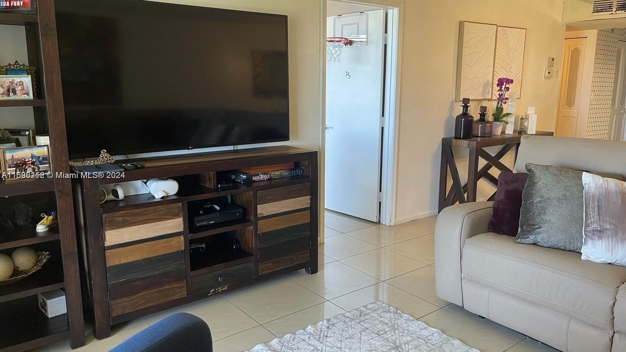 En Venta: $280,000 (2 camas, 2 baños, 1070 Pies cuadrados)