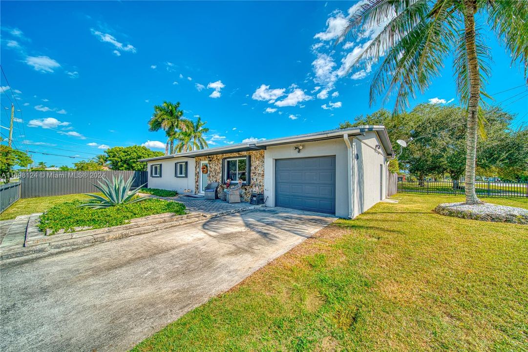 For Sale: $580,000 (3 beds, 2 baths, 1200 Square Feet)