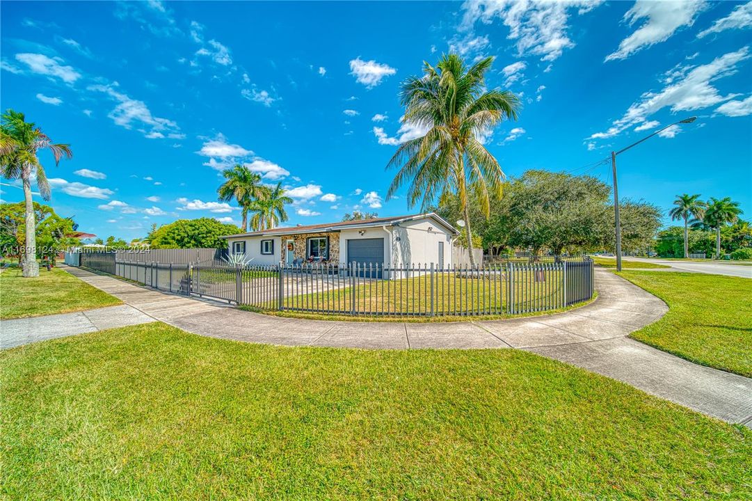 For Sale: $580,000 (3 beds, 2 baths, 1200 Square Feet)