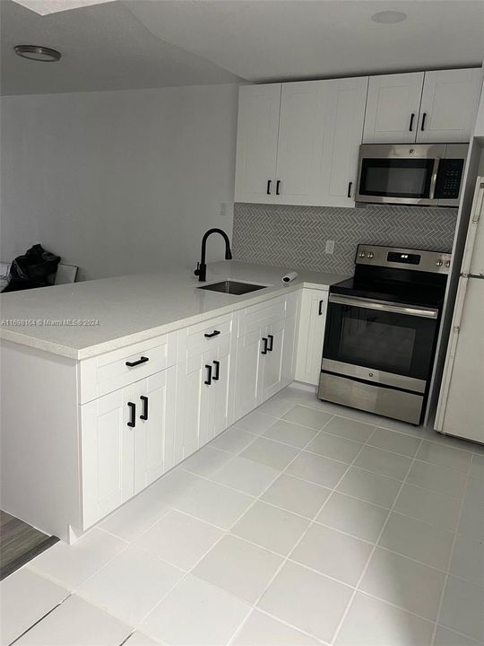 For Rent: $1,900 (2 beds, 1 baths, 947 Square Feet)