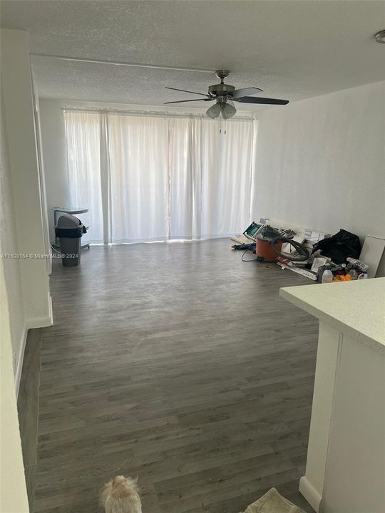 For Rent: $1,900 (2 beds, 1 baths, 947 Square Feet)