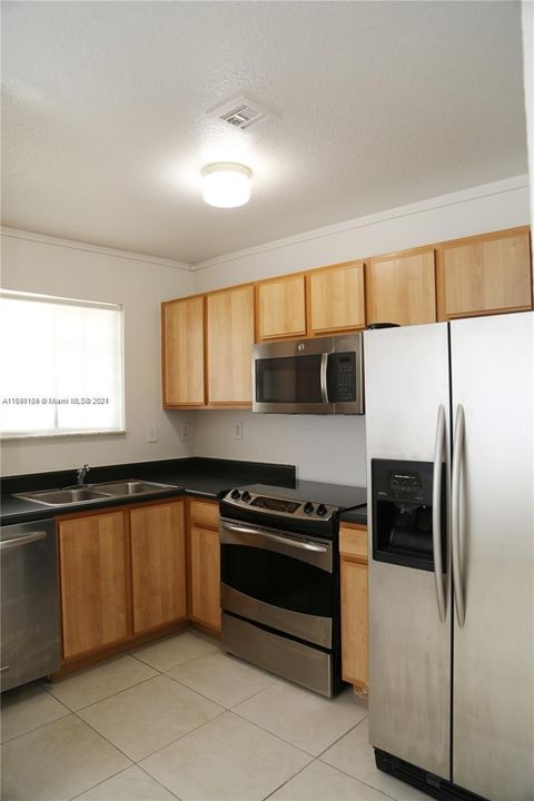 For Rent: $2,400 (3 beds, 2 baths, 1182 Square Feet)