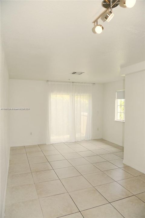 For Rent: $2,400 (3 beds, 2 baths, 1182 Square Feet)