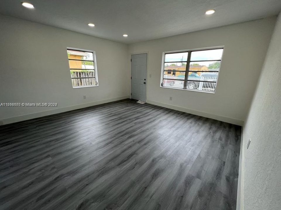 For Sale: $449,000 (2 beds, 1 baths, 780 Square Feet)