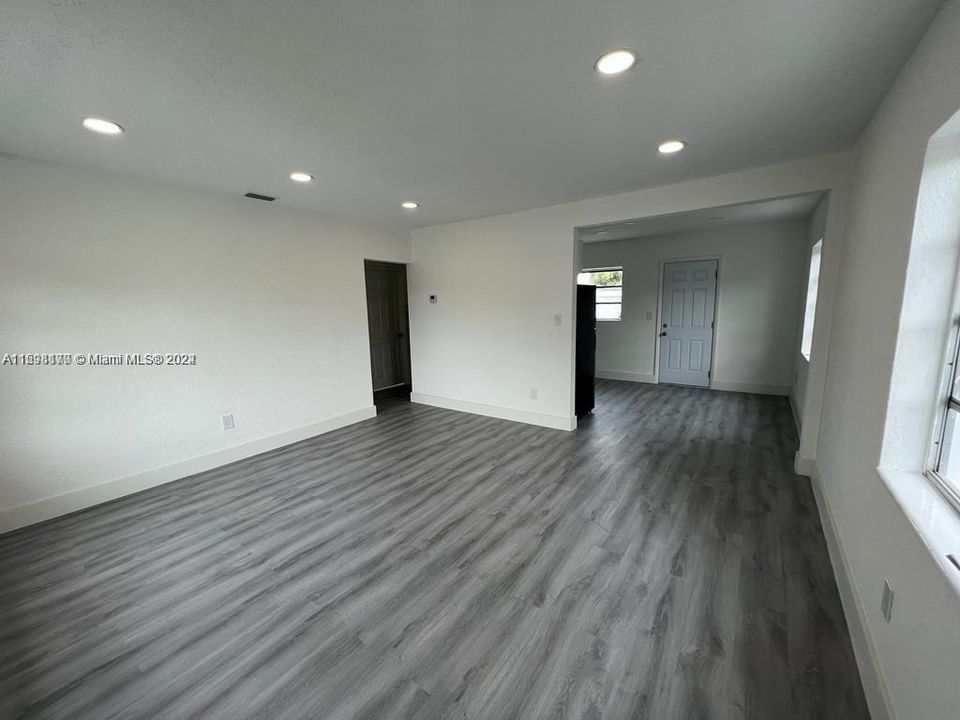 For Sale: $449,000 (2 beds, 1 baths, 780 Square Feet)