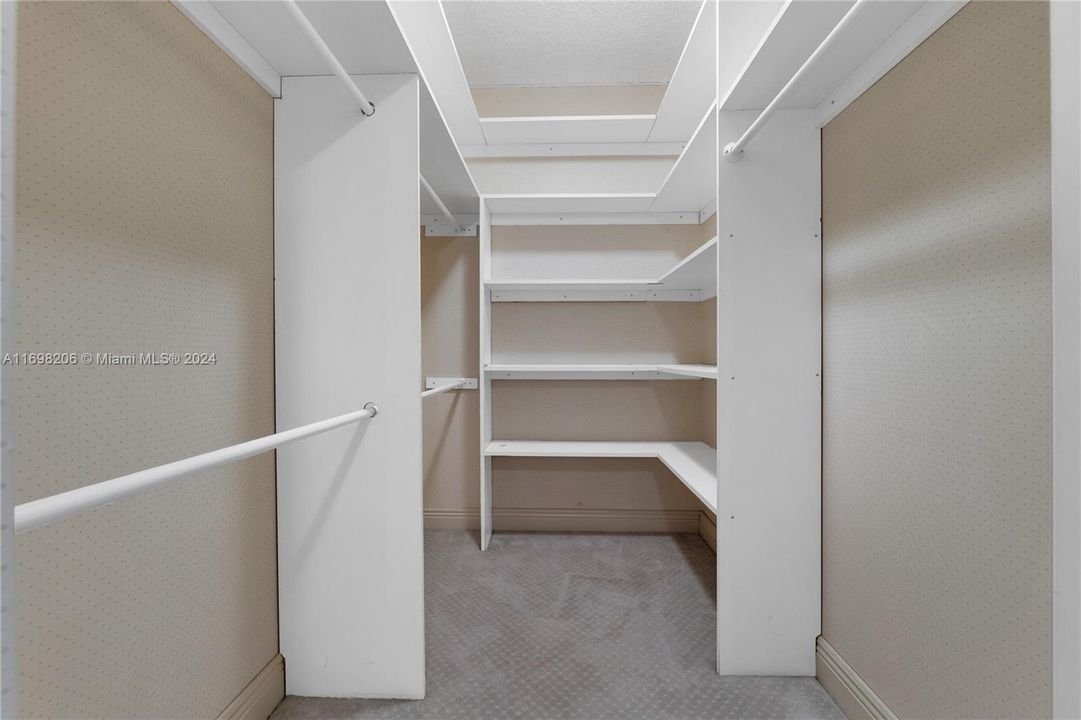 WALK-IN CLOSET