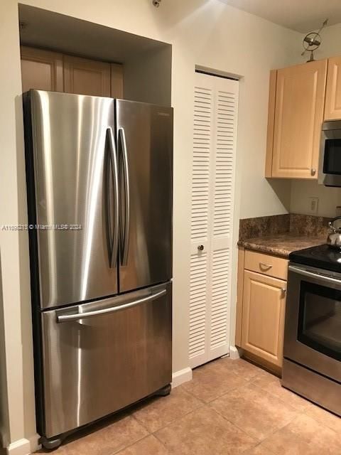 For Rent: $3,000 (1 beds, 1 baths, 800 Square Feet)