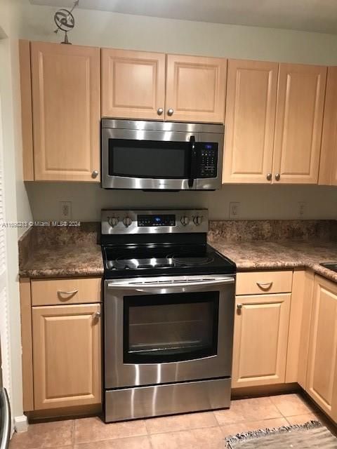 For Rent: $3,000 (1 beds, 1 baths, 800 Square Feet)