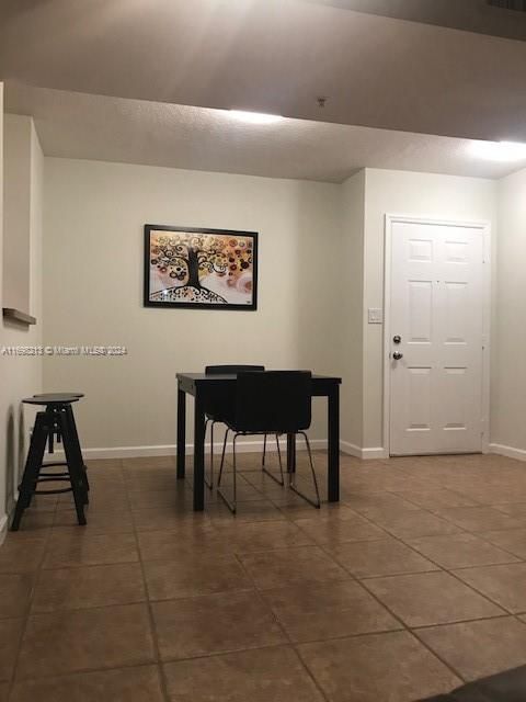 For Rent: $3,000 (1 beds, 1 baths, 800 Square Feet)