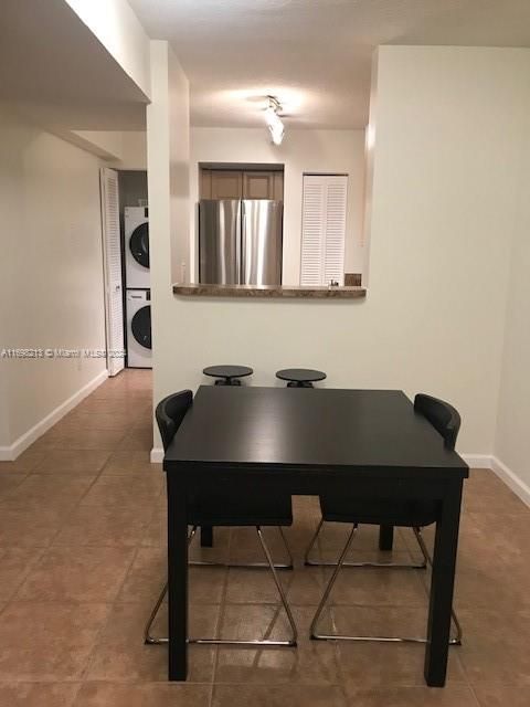 For Rent: $3,000 (1 beds, 1 baths, 800 Square Feet)