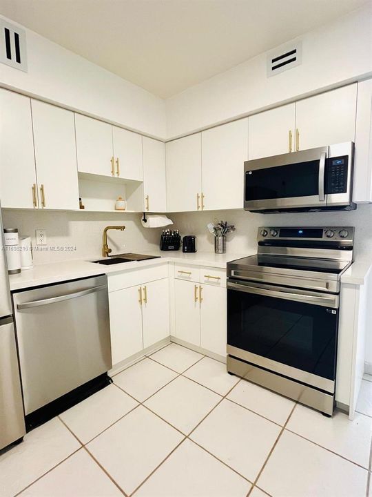 For Sale: $558,000 (2 beds, 2 baths, 1030 Square Feet)